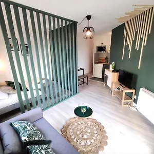 https://le-guilhemery-canal-du-midi-free-parking.midi-pyreneeshotels.com